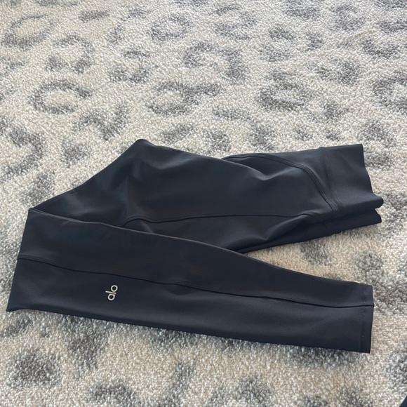 ALO Yoga Pants - Like NEW SZ XS ALO Yoga Black AIRLIFT Leggings w Seam Details